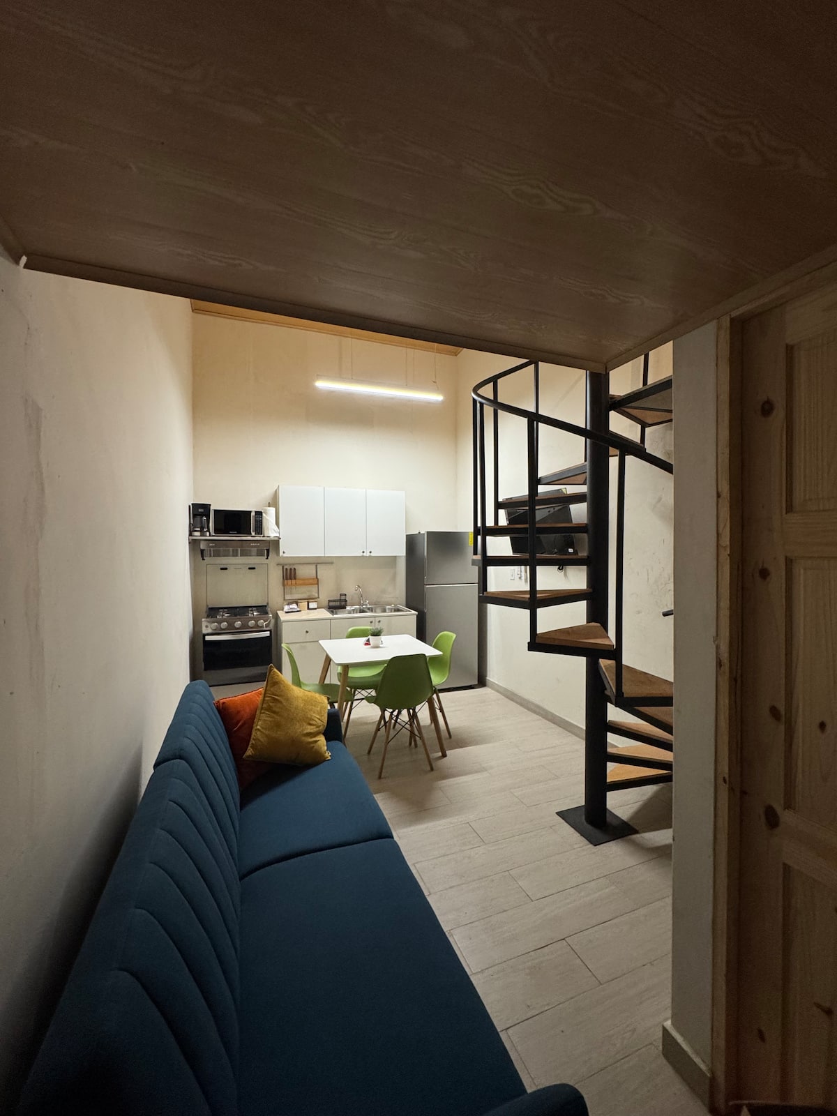 Sala, cocina y escalera del apartamento Coral